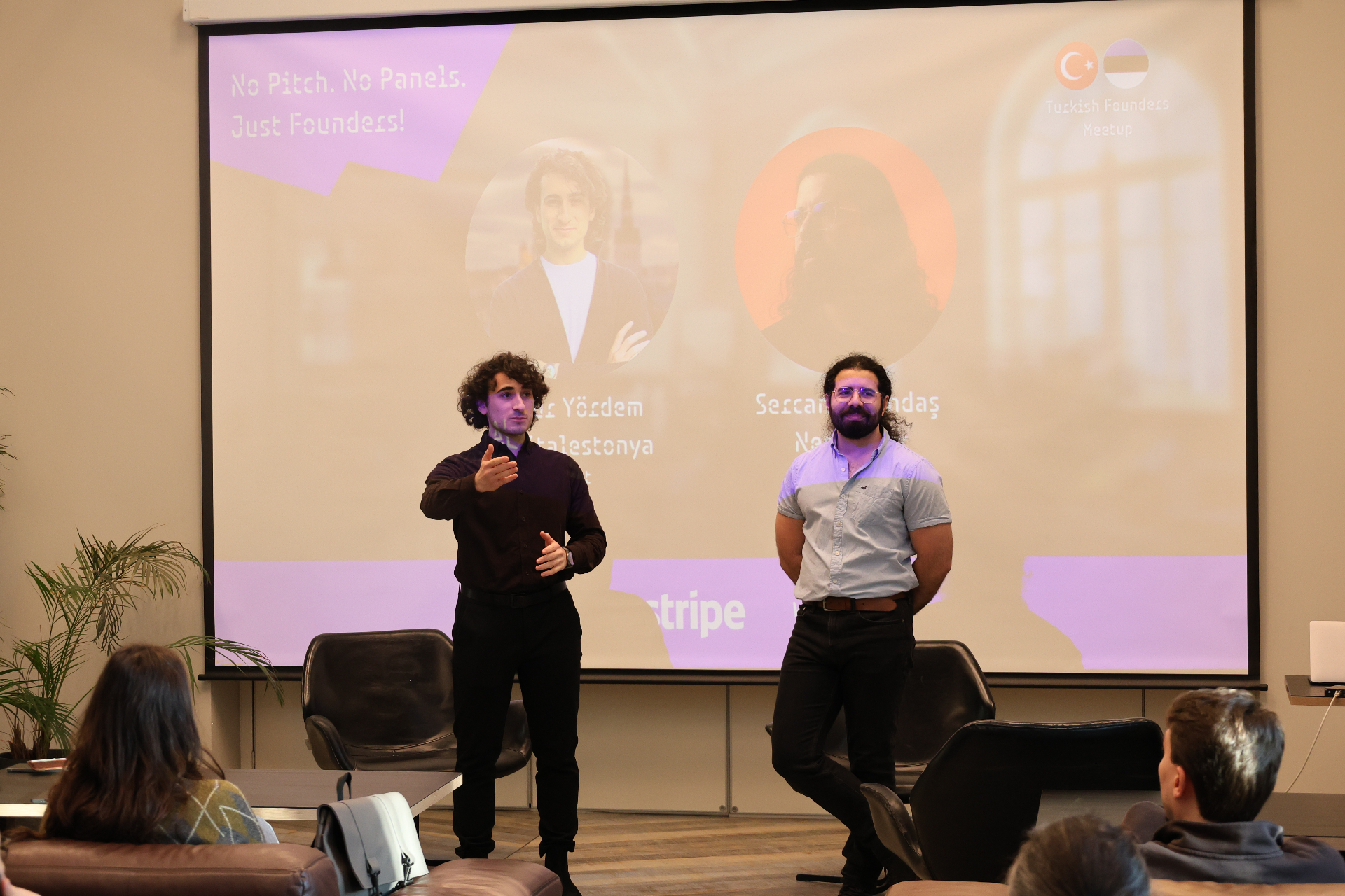 Tallinn'de Turkish Founders Meetup etkinliğinde sahne alan girişimciler ve katılımcılar